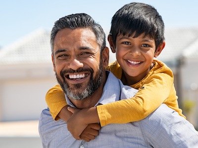 Father with his child wanting to know more about the Texas child support guidelines