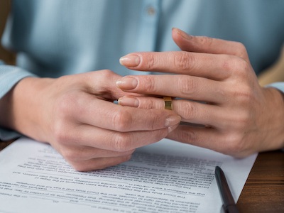 Woman pursues default divorce in Texas after spouse is non-responsive to petition for divorce
